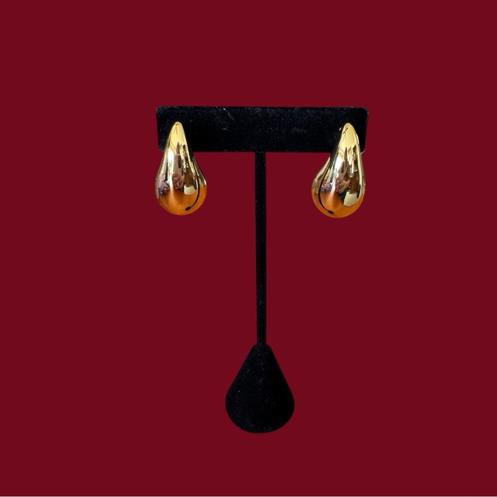 Women’s NWOT Gold colored teardrop post back earrings. Very light and shiny.